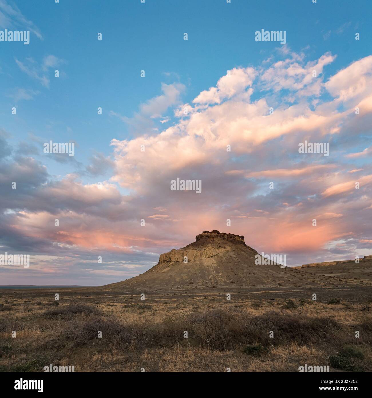 Morgen auf dem Ustyurt-Plateau. Butakov Bay im nördlichen Teil des Kleinen Aralmeeres. Am frühen Morgen an der Küste des Aralmeeres Stockfoto