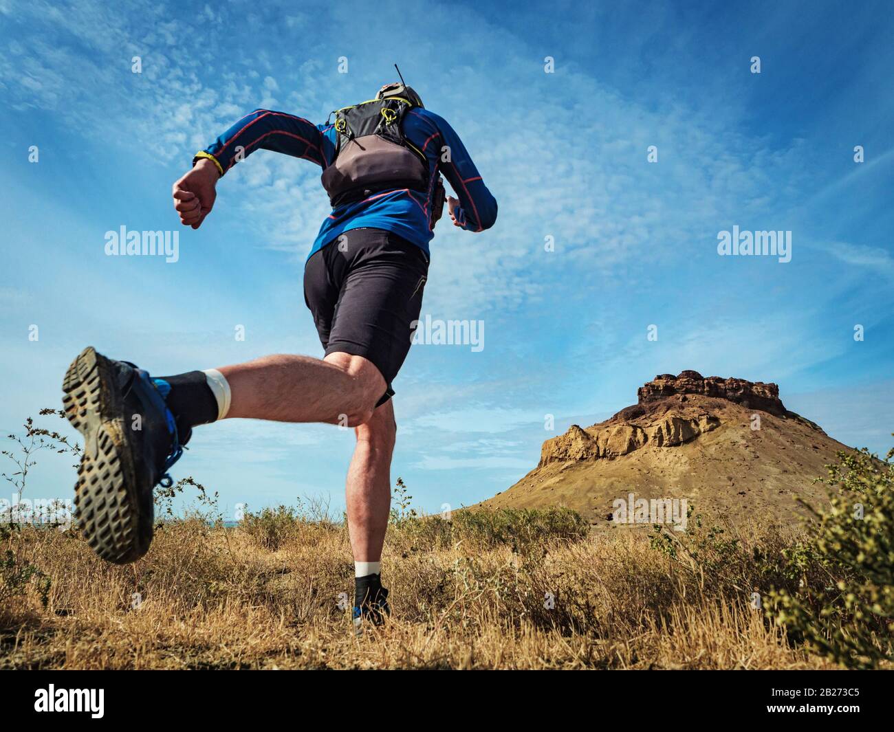 Athlet, der in der Wüste läuft. Butakov Bay Area im nördlichen Teil des Kleinen Aralmeeres Stockfoto