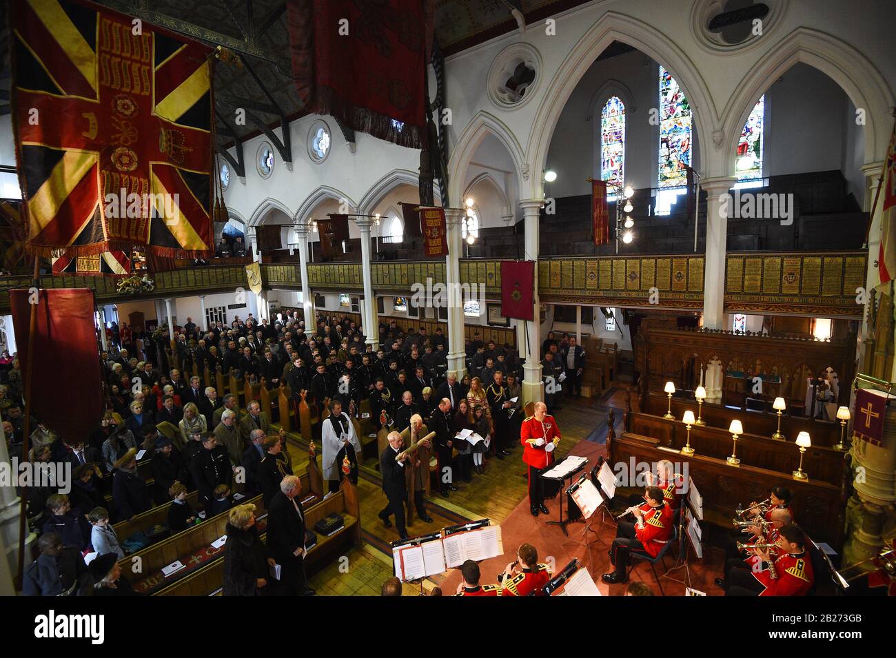 Soldaten des 1st Battalion Welsh Guards feiern den St. David's Day in einem Gottesdienst in der Holy Trinity Garrison Church in Windsor. Stockfoto