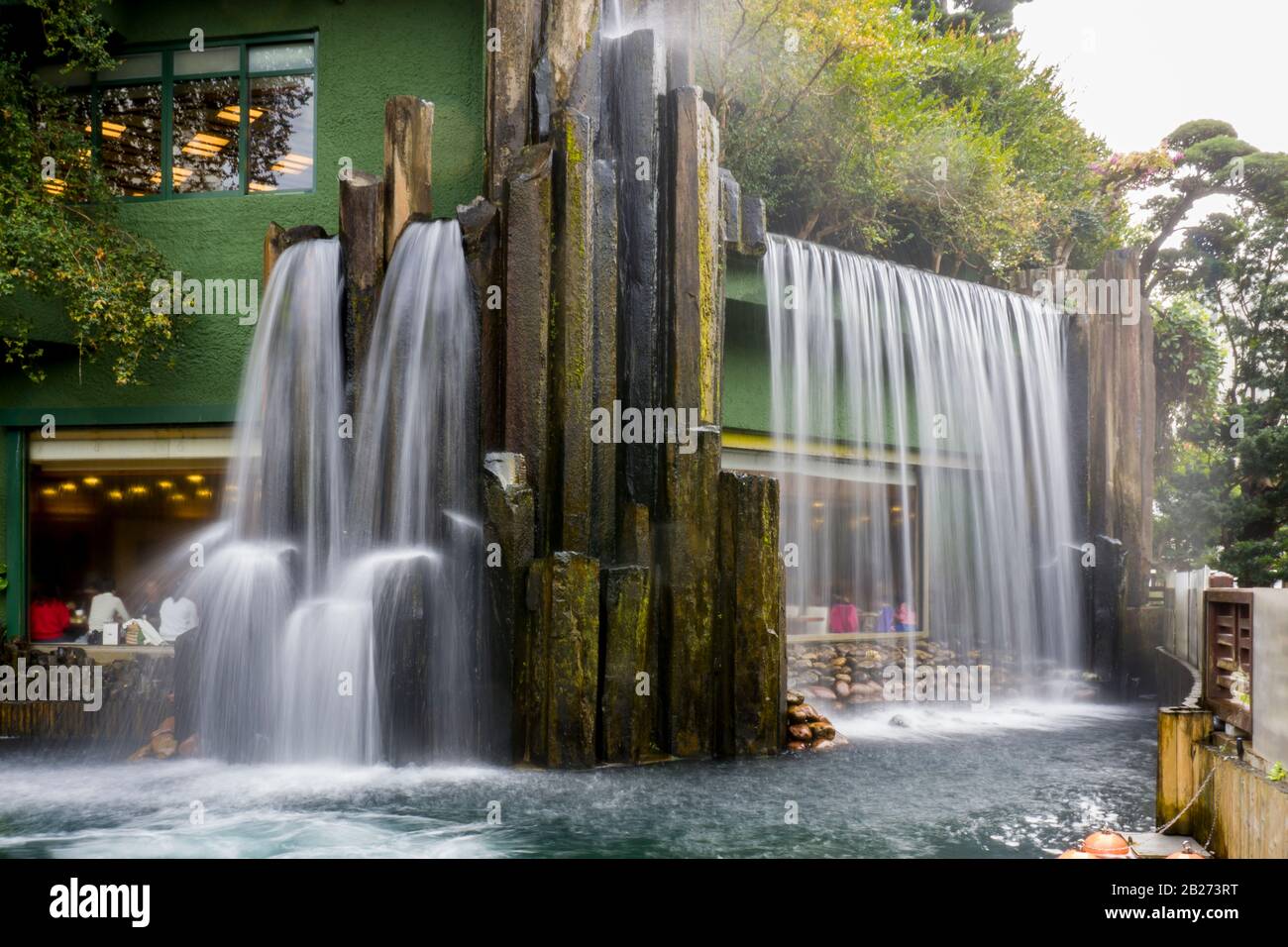 Hongkong - 18. Januar 2020: Künstlicher Wasserfall im Nan Lian Garden, Diamond Hill, Kowloon, Mittlerer Schuss, Blick Auf Augenhöhe Stockfoto