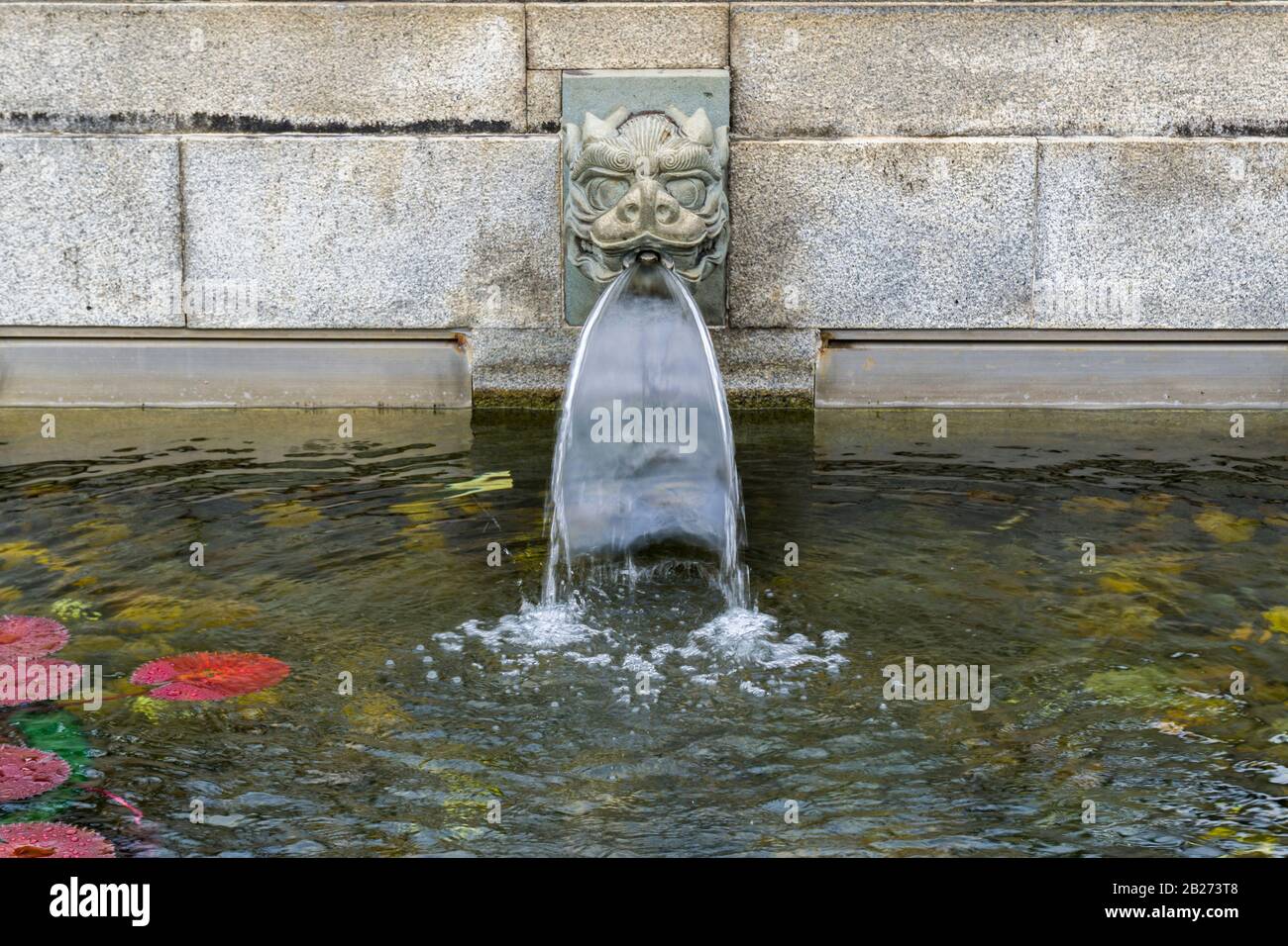 Wasserauslass, Wasserfall Mit chinesischer Kreatur in einem Traditionellen chinesischen Gartenteich, Mittlerer Schuss, Blick Auf Augenhöhe Stockfoto