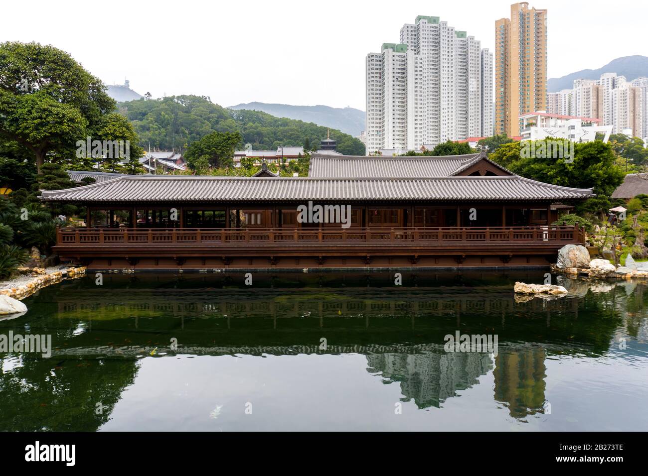 Hongkong - 18. Januar 2020: Das Pine Tea House im Nan Lian Garden, Diamond Hill, Kowloon, Long Shot, Eye Level View Stockfoto