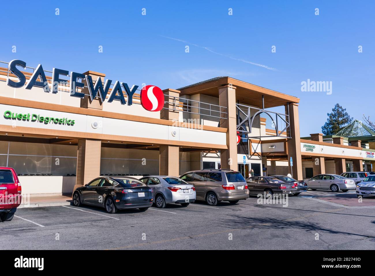 Februar 2020 Santa Clara/CA/USA - Der Eingang eines der Safeway Supermärkte im Süden der Bucht von San Francisco Stockfoto