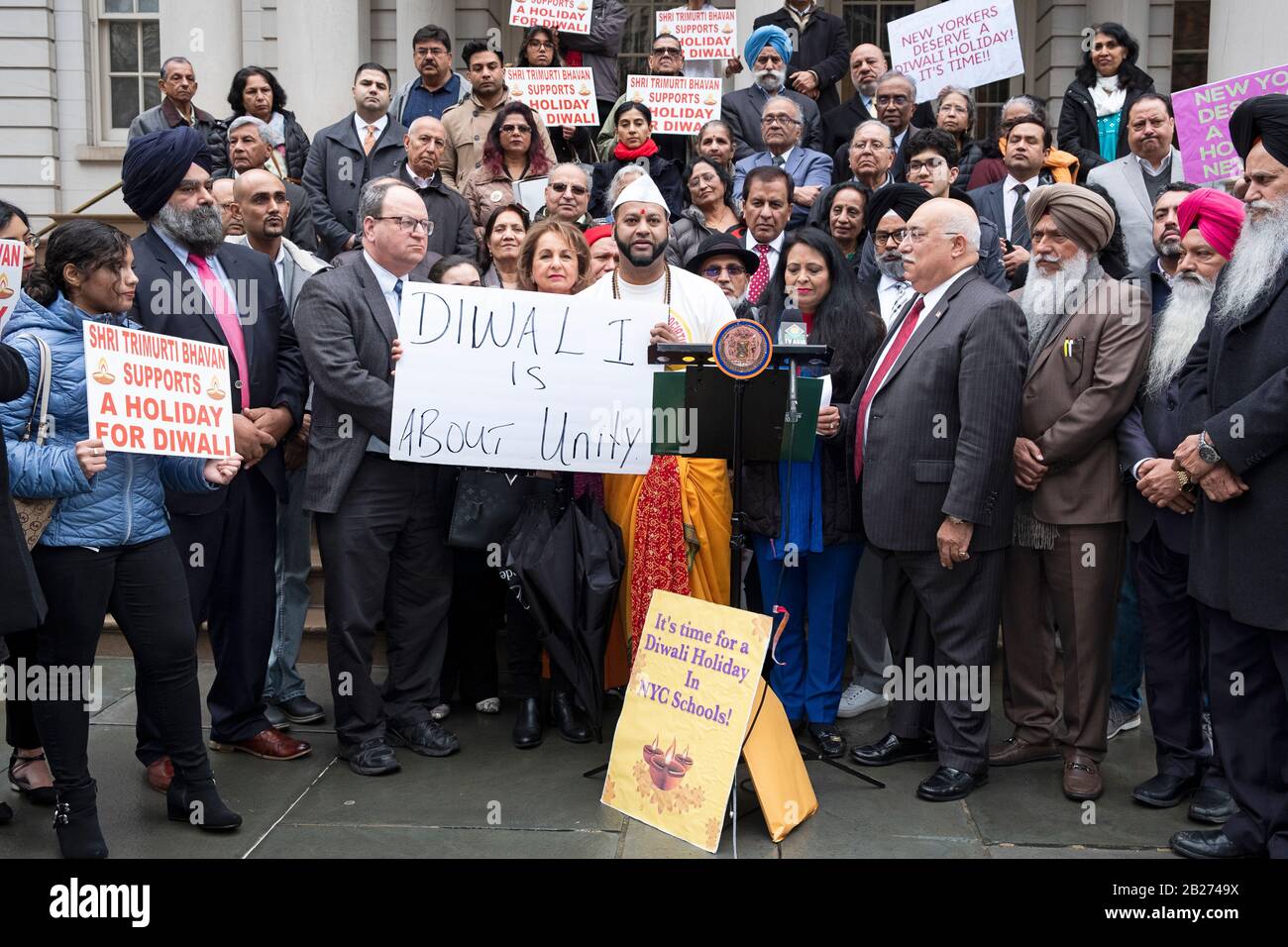 Eine vielfältige Menge Hindus, Sikhs, Kaukasier und andere demonstrieren auf den Stufen des Rathauses, um Diwali zum Schulurlaub zu erklären. In Manhattan, NYC. Stockfoto