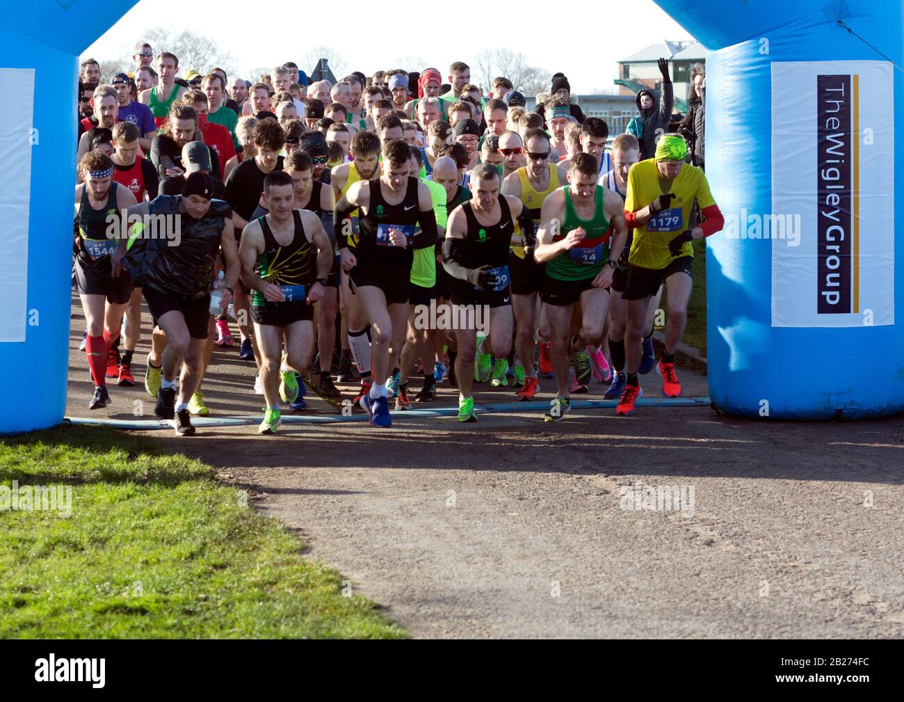 Läufer, die den Warwick Half Marathon, Warwickshire, Großbritannien, starten Stockfoto