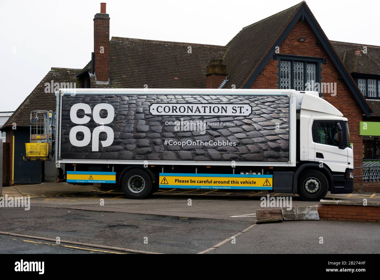 Co-op-Lieferwagen mit Coronation Street Livery, Warwickshire, Großbritannien Stockfoto