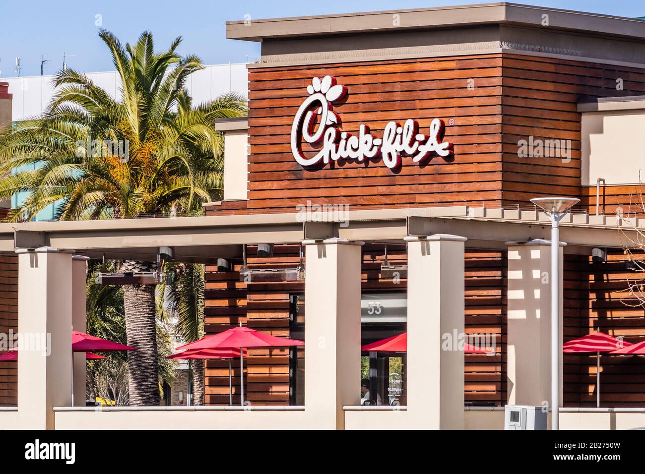 Februar 2020 Santa Clara/CA/USA - Chick-fil-A-Standort im Süden der Bucht von San Francisco; Chick-fil-A ist das größte amerikanische Fast-Food-Restaurant c Stockfoto