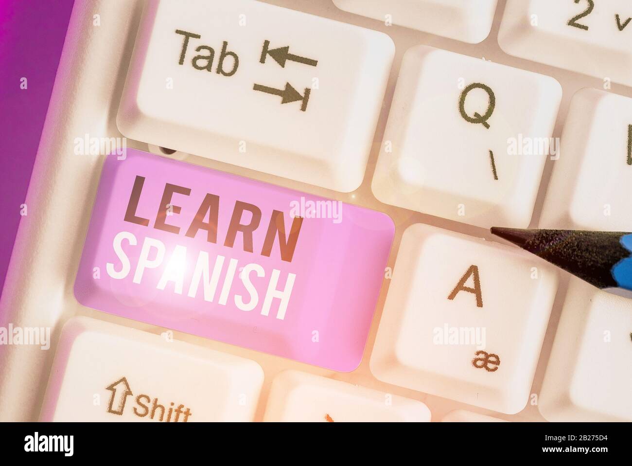 Schreiben Sie einen Hinweis, um Spanisch Zu Lernen. Unternehmenskonzept für den Erwerb oder Erwerb von Sprachkenntnissen und Schreibkenntnissen in Spanisch Stockfoto