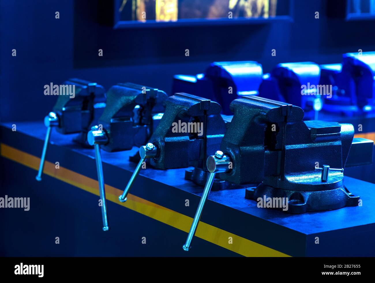 Viele Blue Vice auf dem Tisch, intelligenter Fertigungshintergrund. Holzbearbeitungsmaschinen. Stockfoto