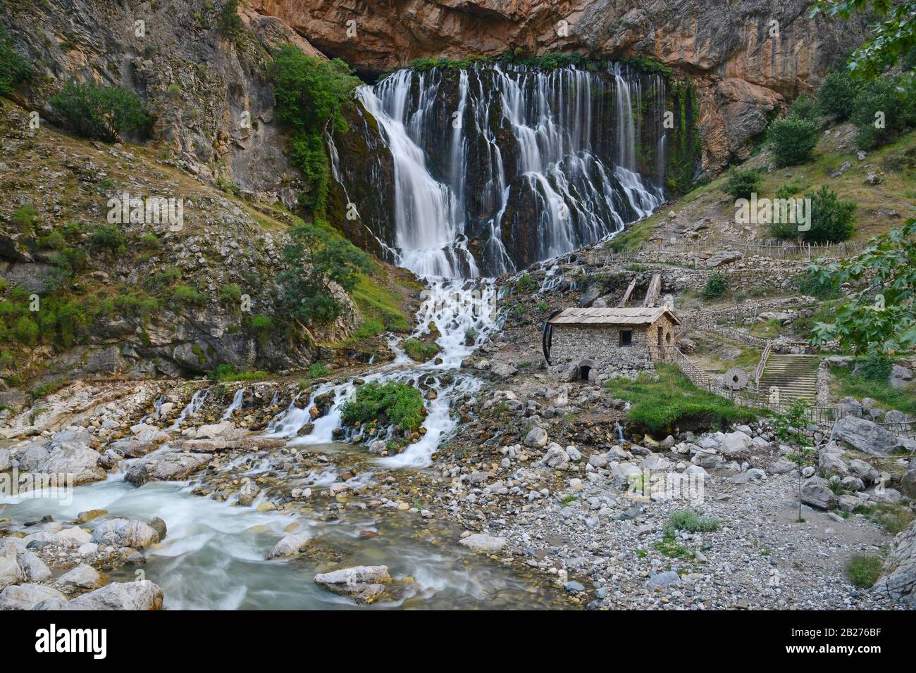 Kapuzbashi-Wasserfälle. Die Besonderheit dieses Wasserfalls ist, dass er nicht auf dem Fluss liegt. Diese Wasserfälle platzen mit leistungsstarken Jets direkt aus dem c Stockfoto