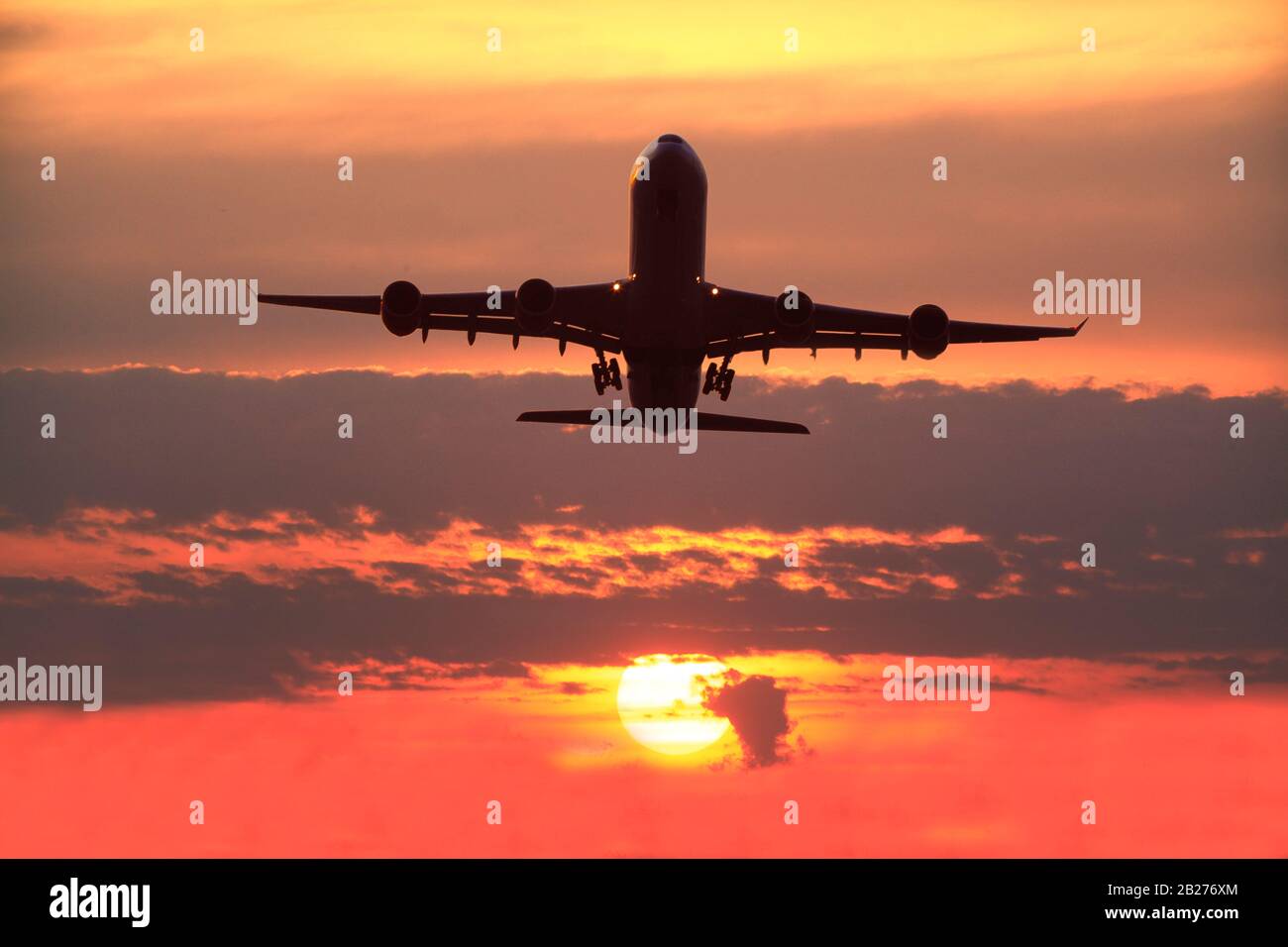Boeing 747-400 Airliner starten bei einem fabelhaften Sonnenuntergang. Stockfoto
