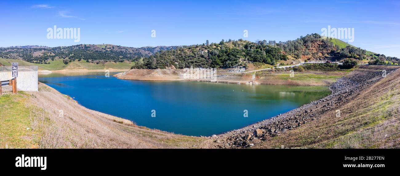 Blick in den hohen Winkel des Anderson Reservoirs, ein vom Santa Clara Valley Water District verwalteter See in Morgan Hill, der aufgrund von t auf niedrigem Niveau gehalten wird Stockfoto