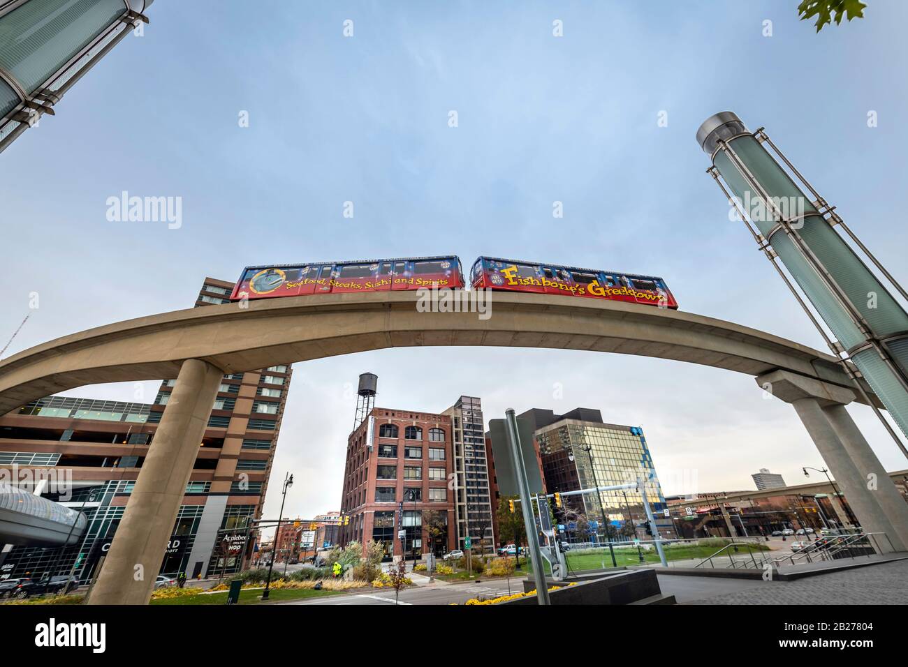 People Mover Line in der Nähe des General Motors Renaissance Center in Detroit, MI Stockfoto