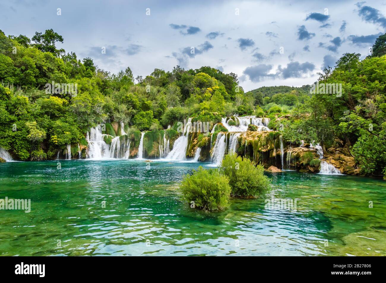 Schöne Krka Wasserfälle im Krka Nationalpark, Kroatien. Skradinski Buk ist der längste Wasserfall am Fluss Krka mit klarem türkisfarbenem Wasser und den Stockfoto