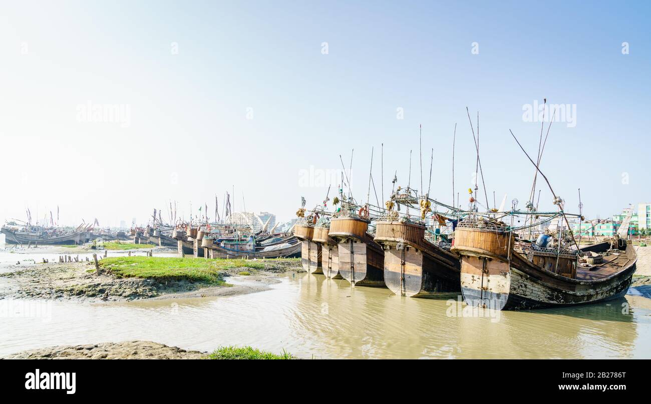 Traditionelle Fischerboote in einem Hafen am Fluss Karnaphuli in Chittagong, Bangladesch Stockfoto