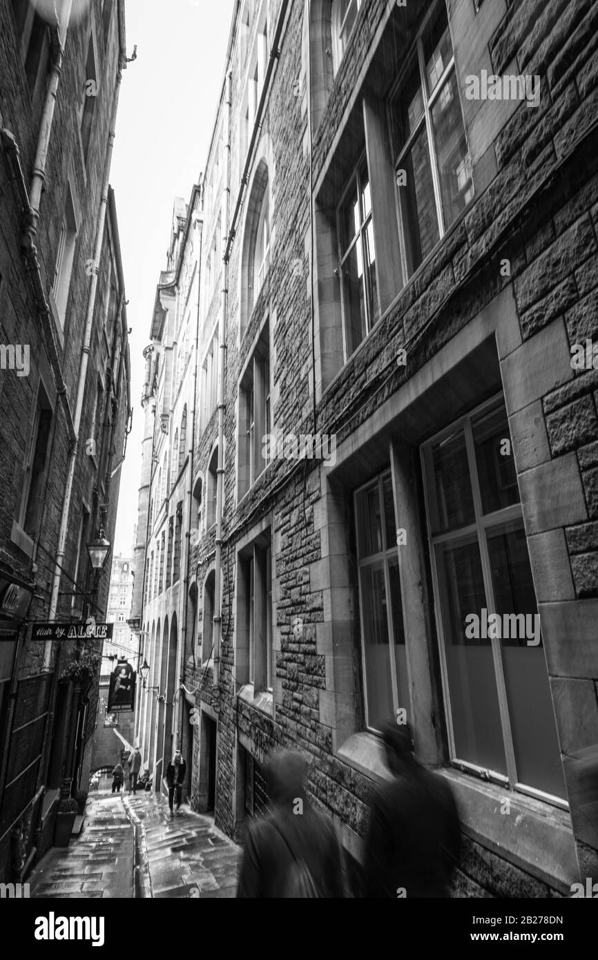 Edinburgh, GROSSBRITANNIEN - 30. MAI 2019: Berühmte zentrale Straßen und Gebäude von Edinburgh - der Hauptstadt Schottlands. Stockfoto