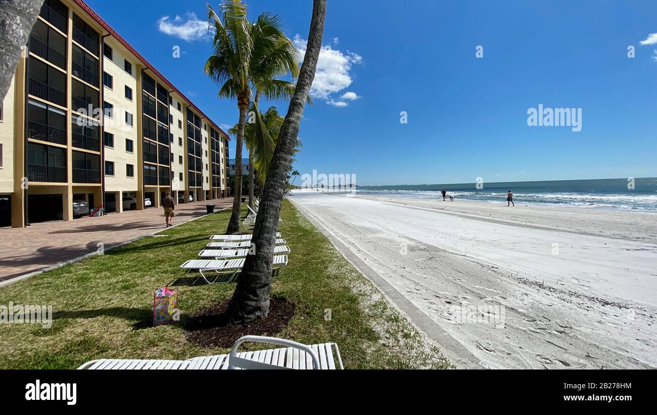 Eigentumswohnungen am Strand mit Blick auf den Golf von Mexiko Stockfoto