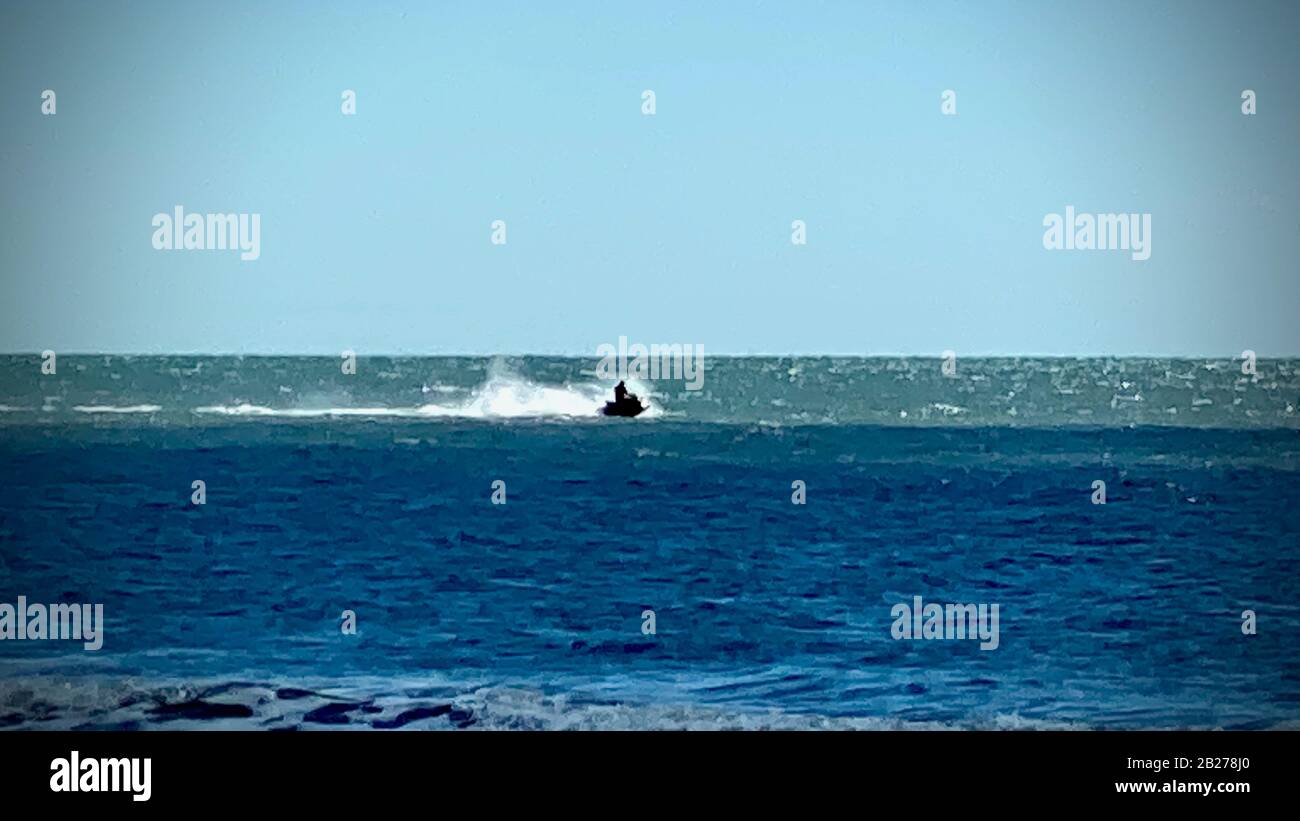 Ein schnelles Ein-Personen-Boot fährt mit den Wellen am Golf von Mexiko Stockfoto