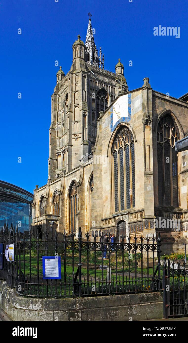 Blick auf die Kirche St. Peter Mancroft von Hay Hill im Zentrum der Stadt Norwich, Norfolk, England, Großbritannien, Europa. Stockfoto