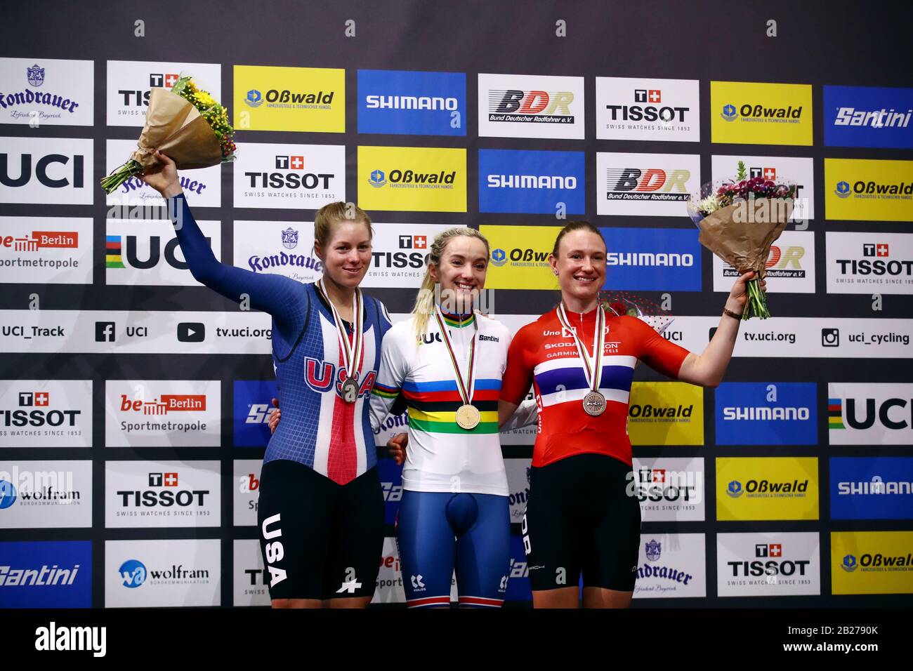Jennifer Valente aus den USA, Silber, Großbritanniens Elinor Barker, Gold, und die Norwegerin Anita Yvonne Stenberg, Bronze, standen am 5. Tag der Rennrodel-Weltmeisterschaft 2020 im Velodrom in Berlin auf dem Podium für das Damenpostrennen. Stockfoto