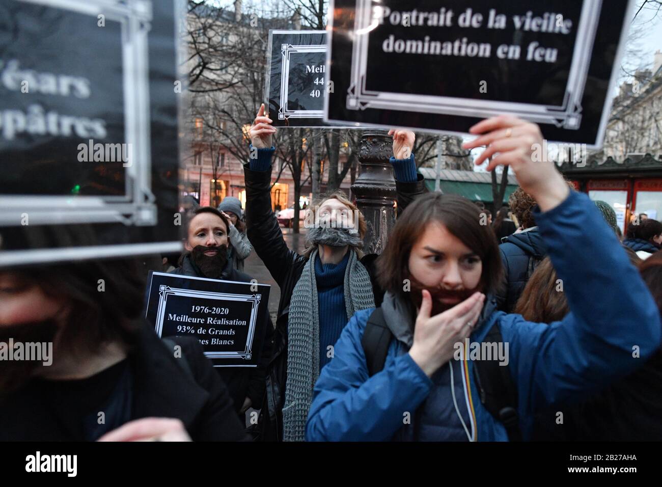 *** KEINE VERKÄUFE AN FRANZÖSISCHE MEDIEN ODER VERLAGE - RECHTE VORBEHALTEN ***28. Februar 2020 - Paris, Frankreich: Französische Feministinnen protestieren gegen die Nominierung von Roman Polanskis Film "An Officer and a Spy" für die Cesar-Preisverleihung, die oft als die französischen Oscars bezeichnet wird. Der Protest fand in der Nähe der Salle Pleyel statt, wo die Cesar-Zeremonie im Gange war. Der 87 Jahre alte Filmemacher steht mitten in einer Kontroverse, nachdem Ende 2019 neue Vergewaltigungsvorwürfe entstanden sind. Manifestation feministe a proximite de la salle Pleyel, ou se deroule la ceremonie des Cesars, pour protester contre l Stockfoto