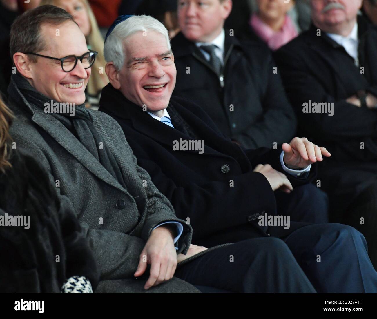 Berlin, Deutschland. März 2020. Michael Müller (SPD, l), Regierender Bürgermeister von Berlin, und Josef Schuster, Präsident des Zentralrats der Juden in Deutschland, sprechen beim Richtfest für den Bau des Jüdischen Campus Berlin. Der Campus soll zum Treffpunkt mit Kindergarten, Schule, Jugendclub und Sport- und Freizeitzentrum werden. Credit: Paul Zinken / dpa / Alamy Live News Stockfoto