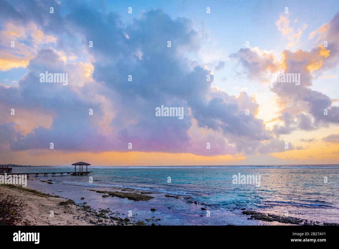 Farbenfroher Sonnenaufgang mit Pier, Grand Cayman Island Stockfoto