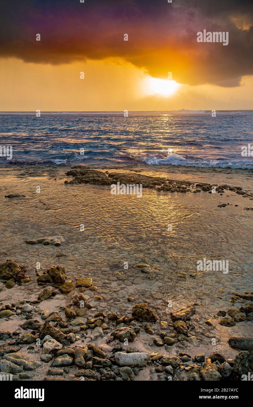 Felsiger Strand bei Sonnenaufgang, Grand Cayman Island Stockfoto