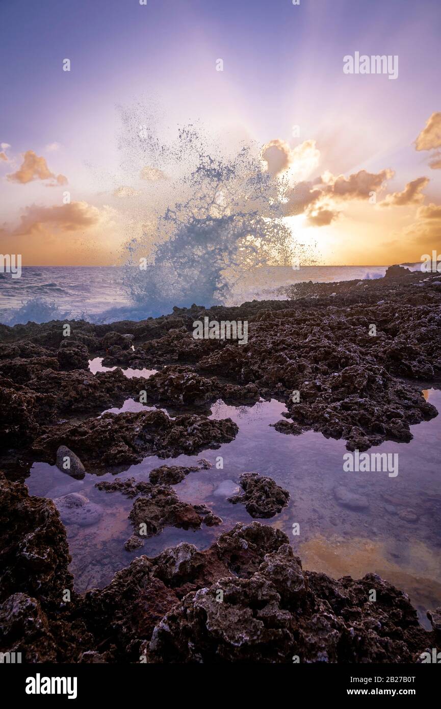 Wellen, die in Felsen stürzen, spritzen im Grand Cayman Blowhole Stockfoto