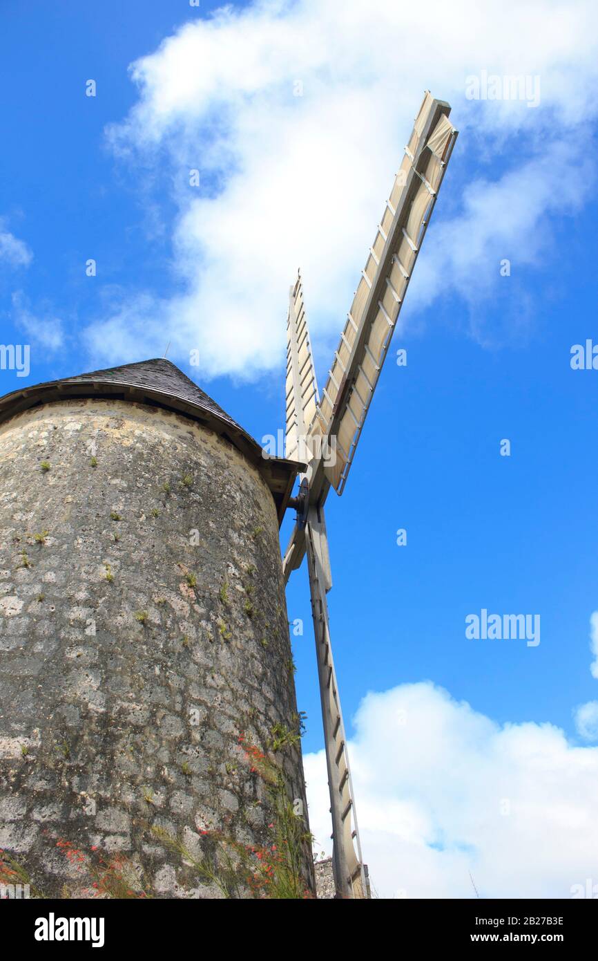 Windmühle mit blauem Himmel im Hintergrund auf dem Gelände der Belle Vue in Marie Galante de Guadeloupe Stockfoto