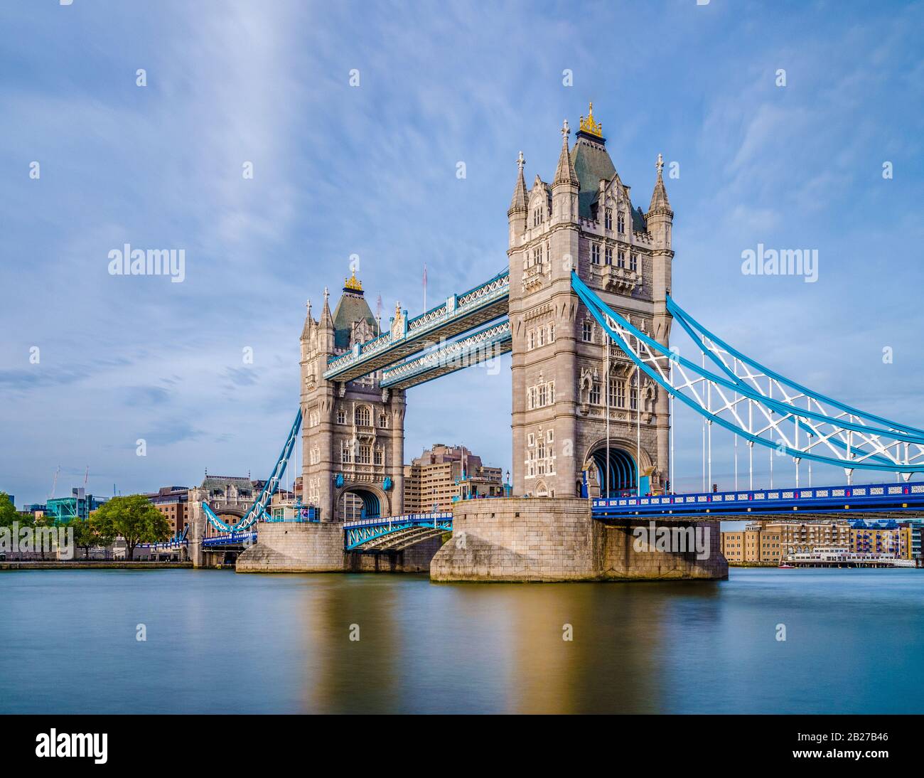 Schöner Blick auf die Tower Bridge in London, Großbritannien. Stockfoto