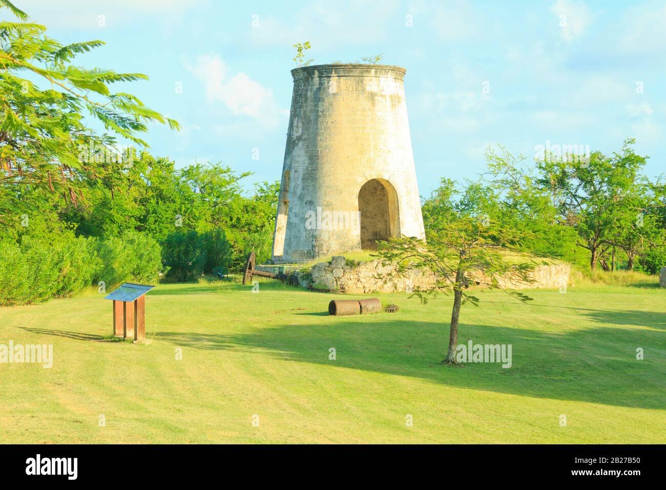 Malerische Aussicht auf die Ruinen einer einst betriebsfähigen Windmühle auf dem Gelände des Chateau Murat in Marie Galante Guadeloupe Stockfoto