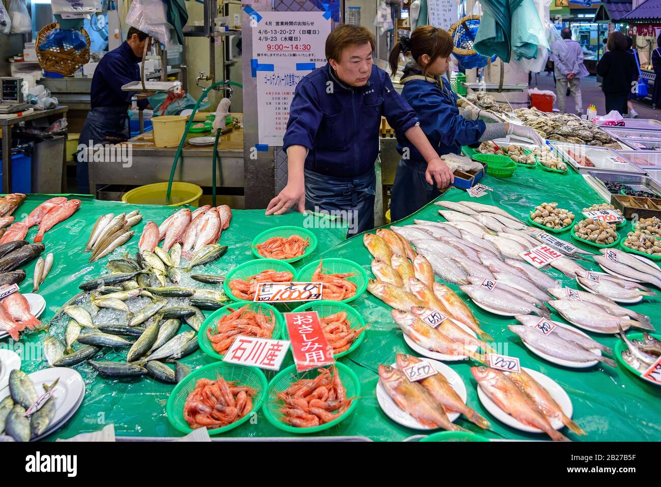 Kanazawa, Japan - 14. April 2014: Ein Fischhändler auf dem Omicho-Markt. Omicho Ichiba ist seit der Edo-Zeit der größte Markt für frische Lebensmittel in Kanazawa. Stockfoto