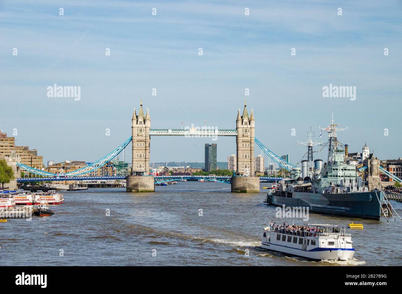 Schöner Blick auf die Tower Bridge in London, Großbritannien. Stockfoto
