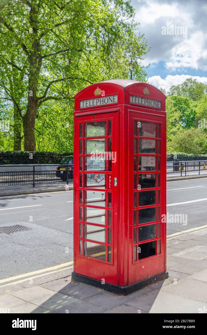 Traditioneller Telefon-Stand in London, Großbritannien. Stockfoto