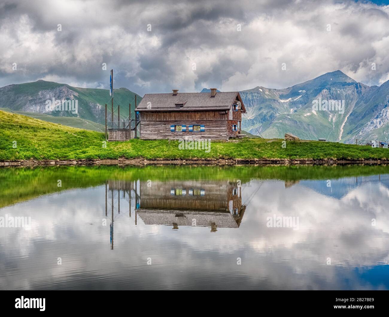 Ferienhaus und Füscher Lacke, ein kleiner Bergsee an der Großglockner Hochalpenstraße, Alpen, Österreich Stockfoto