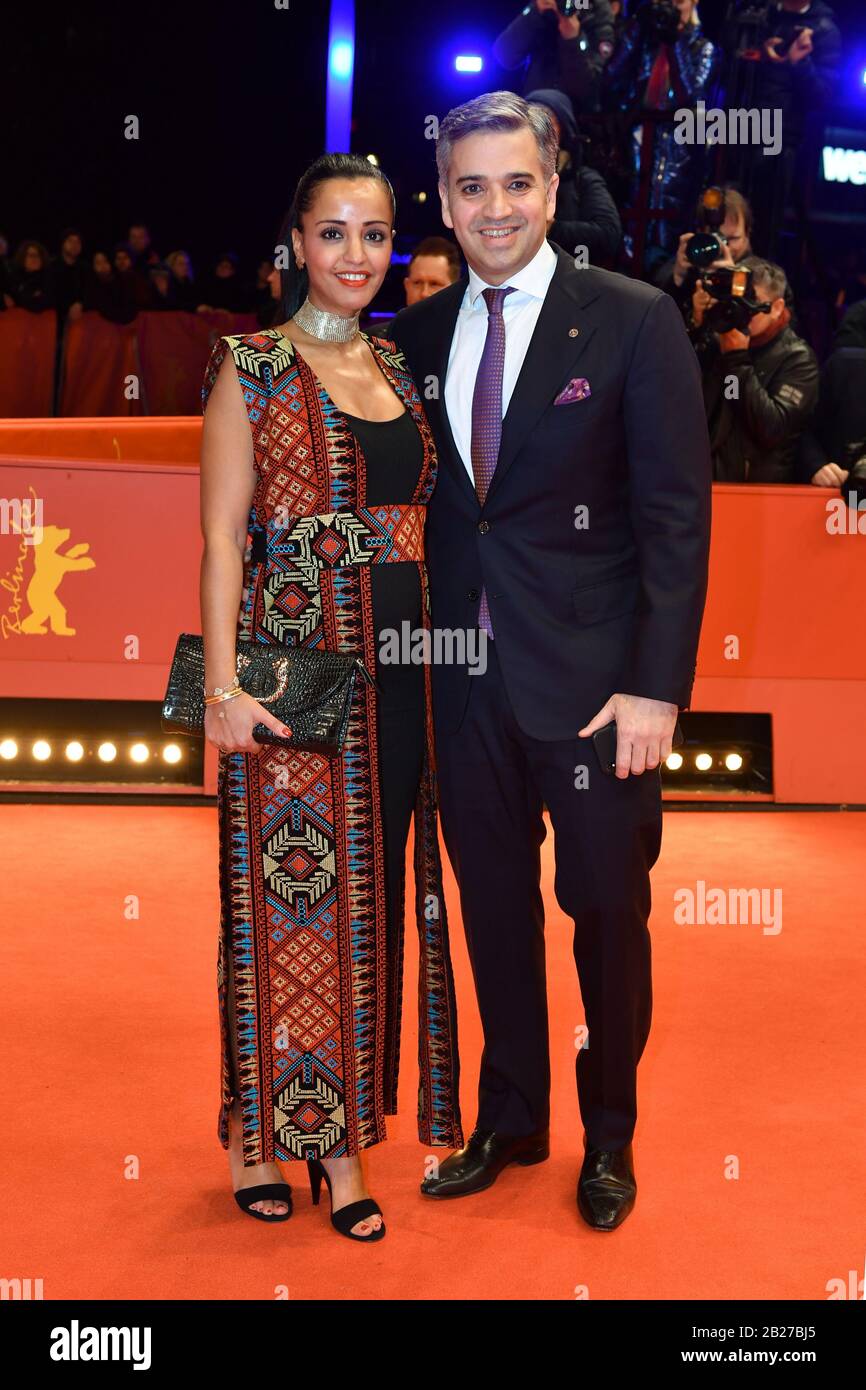 Berlin, Deutschland. Februar 2020. 70. Berlinale, Preisverleihung: Sawsan Chebli, Staatssekretär für Bürgerengagement, und ihr Mann Mohamed Chebli gehen den roten Teppich hinunter. Kredit: Jens Kalaene / dpa-Zentralbild / dpa / Alamy Live News Stockfoto