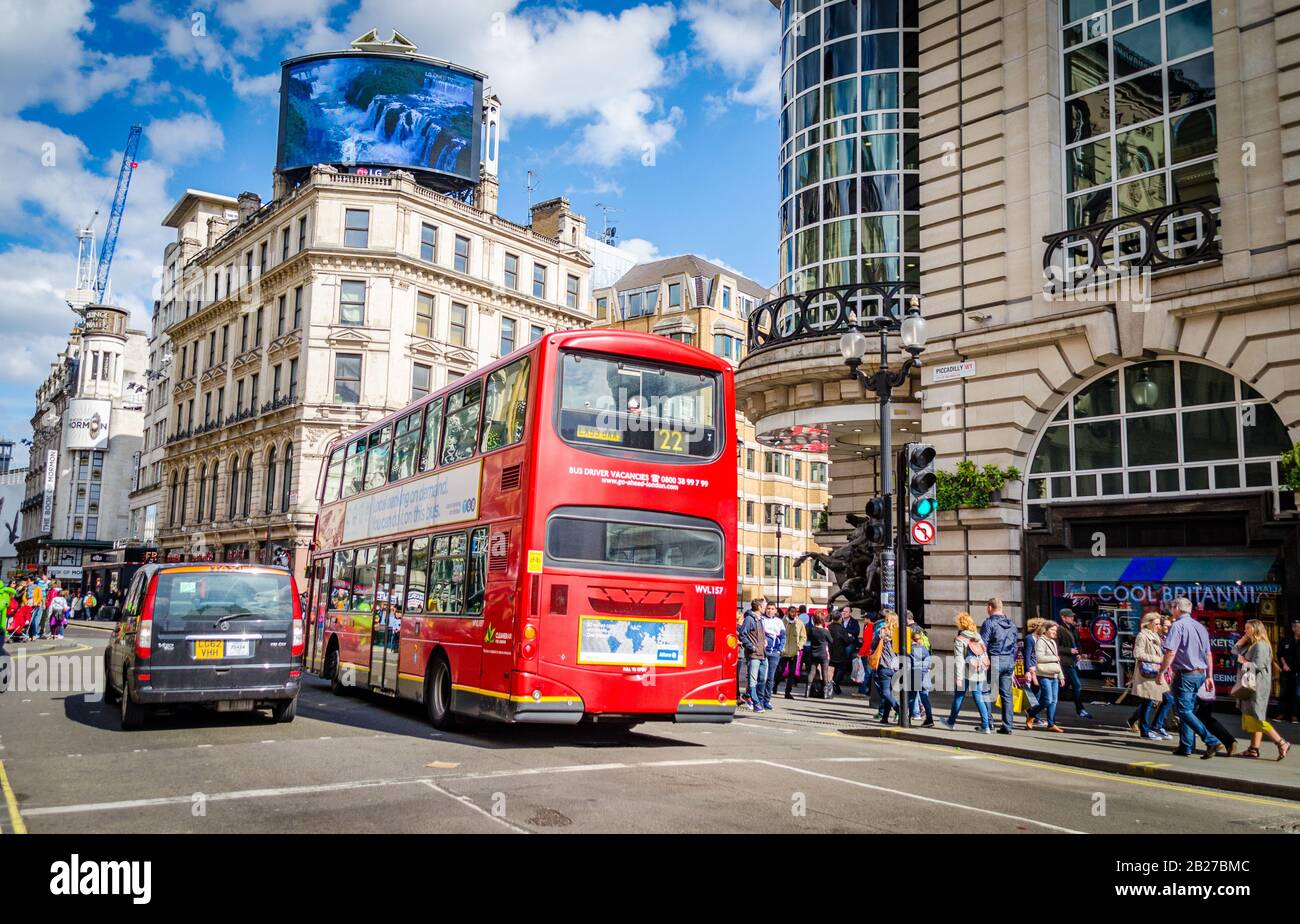 Doppeldeckerbus im traditionellen Stil in London, Großbritannien. Stockfoto