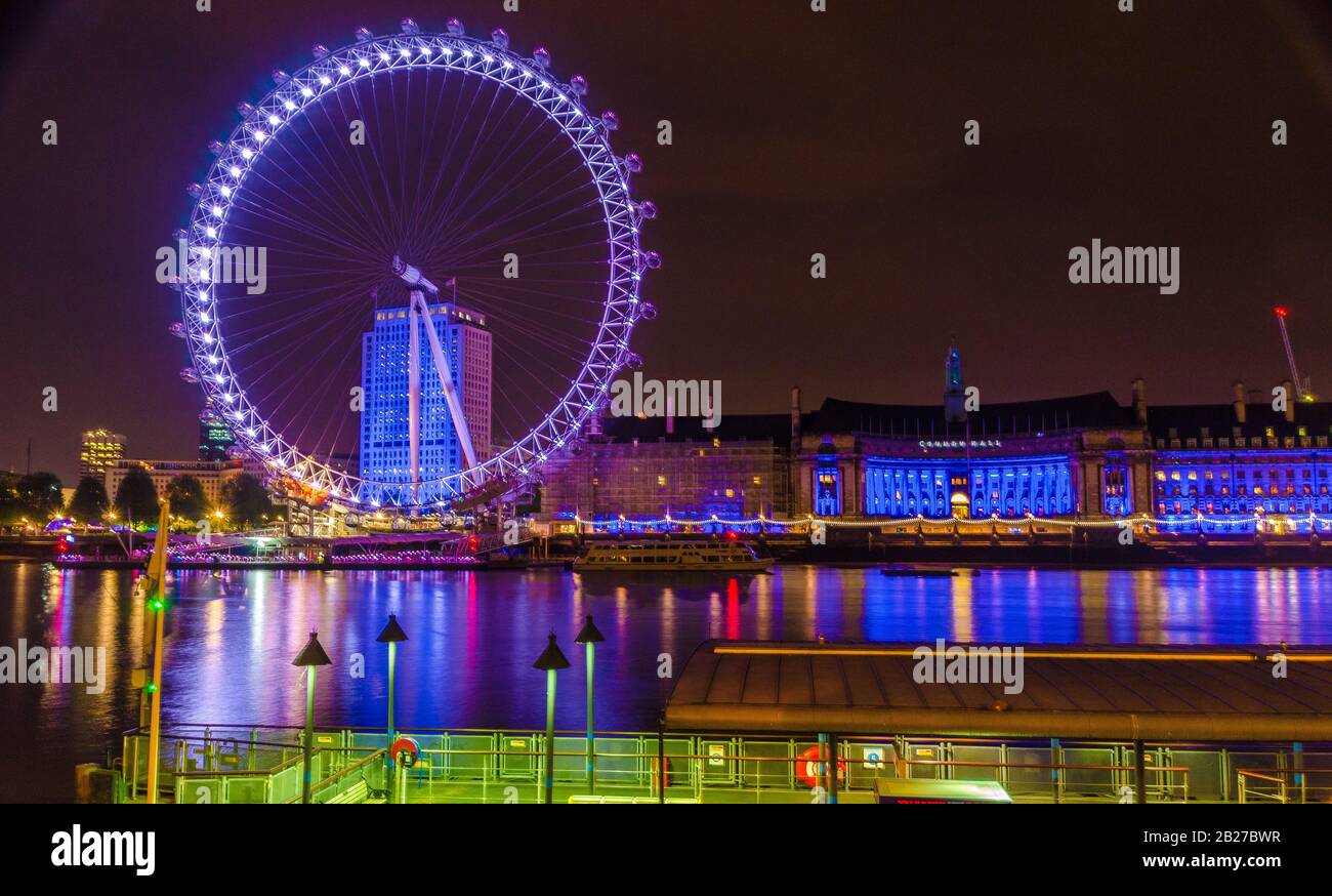 Fantastischer Blick auf London Eye bei Nacht London Großbritannien Stockfoto