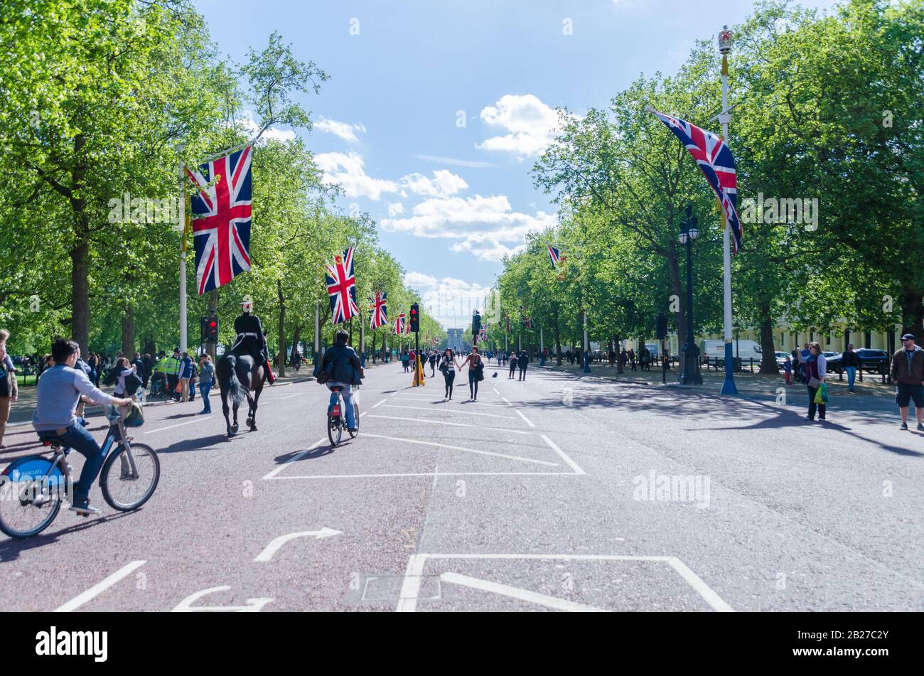 Britische Flaggen hängen in London, Großbritannien, um die Straße herum Stockfoto