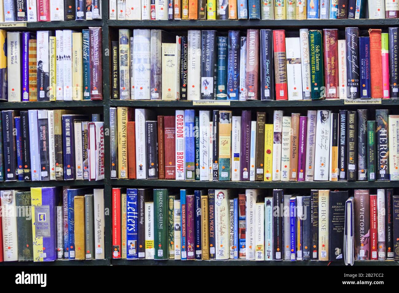 Regale von Büchern in einer Bibliothek Stockfoto