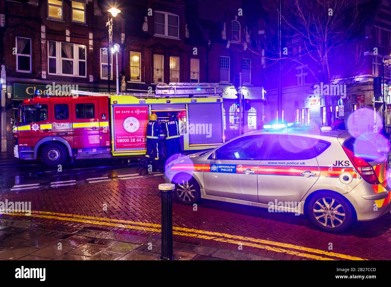 Die Einsatzfahrzeuge nehmen nachts in Crouch End, London, Großbritannien, an einem Brand fest Stockfoto