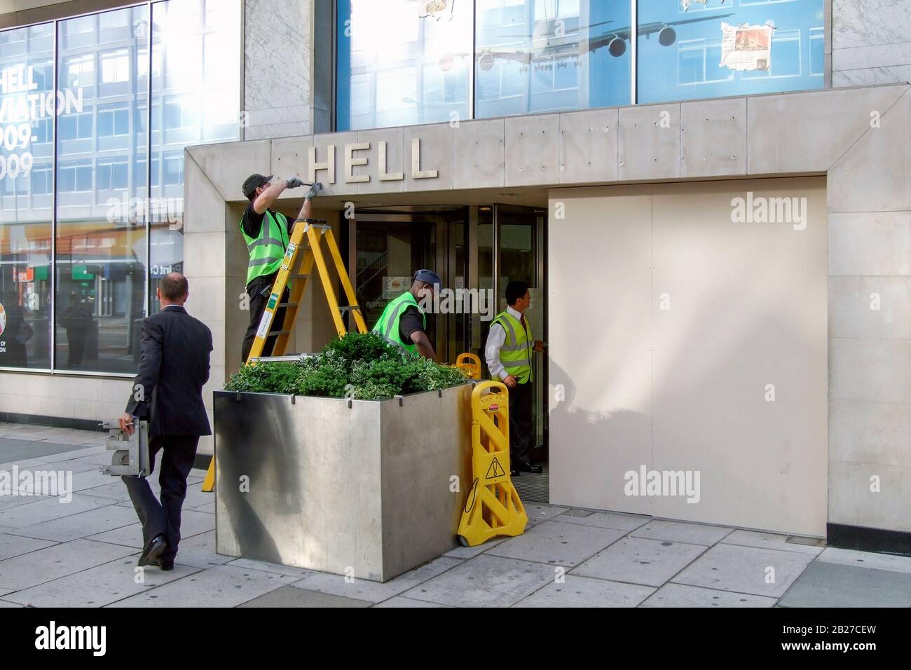 Ein Arbeiter entfernt Briefe aus dem Schild über dem Shell Center bei Waterloo und hinterlässt das Wort "HÖLLE", London, Großbritannien, 2009 Stockfoto