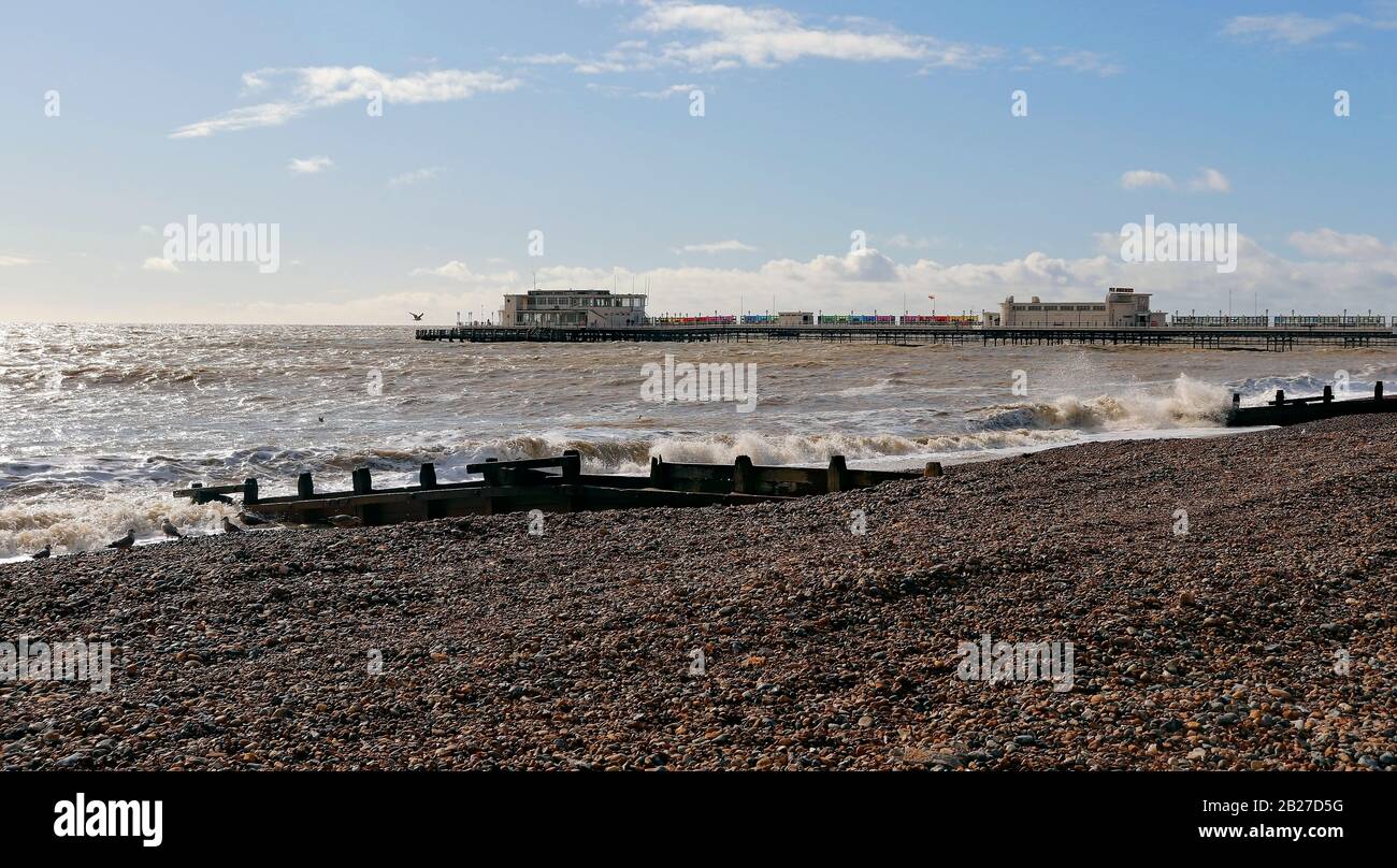 Worthing Pier an einem sehr kalten und windigen Februar Morgen. Stockfoto