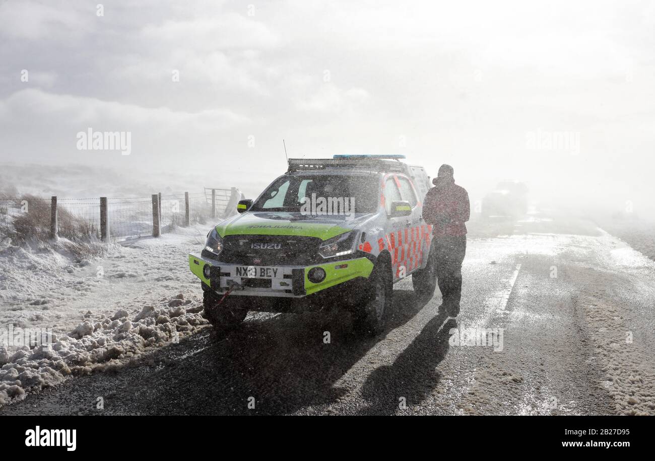 Teesdale, County Durham, Großbritannien. März 2020. Wetter in Großbritannien. Das Teesdale and Weardale Search and Mountain Rescue Team, der Polizei- und Schneepflugfahrer Dan McLaughlin kämpfte durch Tiefschnee und blizzard-bedingungen auf der Höhe von Storm Jorge, um 8 Straßenfahrer zu retten, darunter ein Kind, Die über Nacht in 4 Fahrzeugen auf einer abgelegenen Moorstrecke in der Nähe von Coldberry End in Upper Teesdale gefangen waren. Credit: David Forster/Alamy Live News Stockfoto