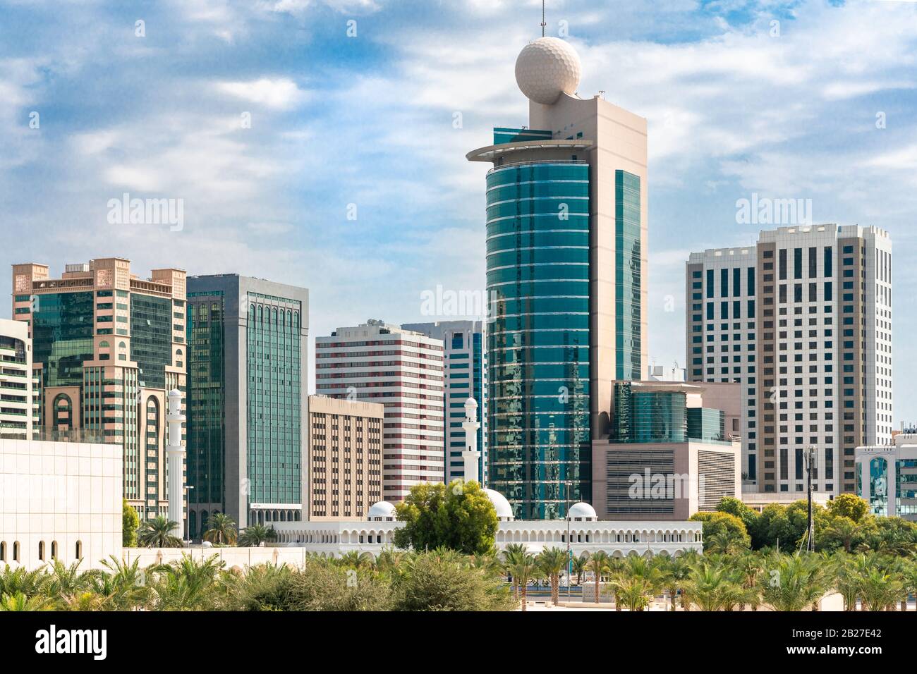 Die Skyline der Innenstadt von Abu dhabi mit Wolkenkratzern Stockfoto