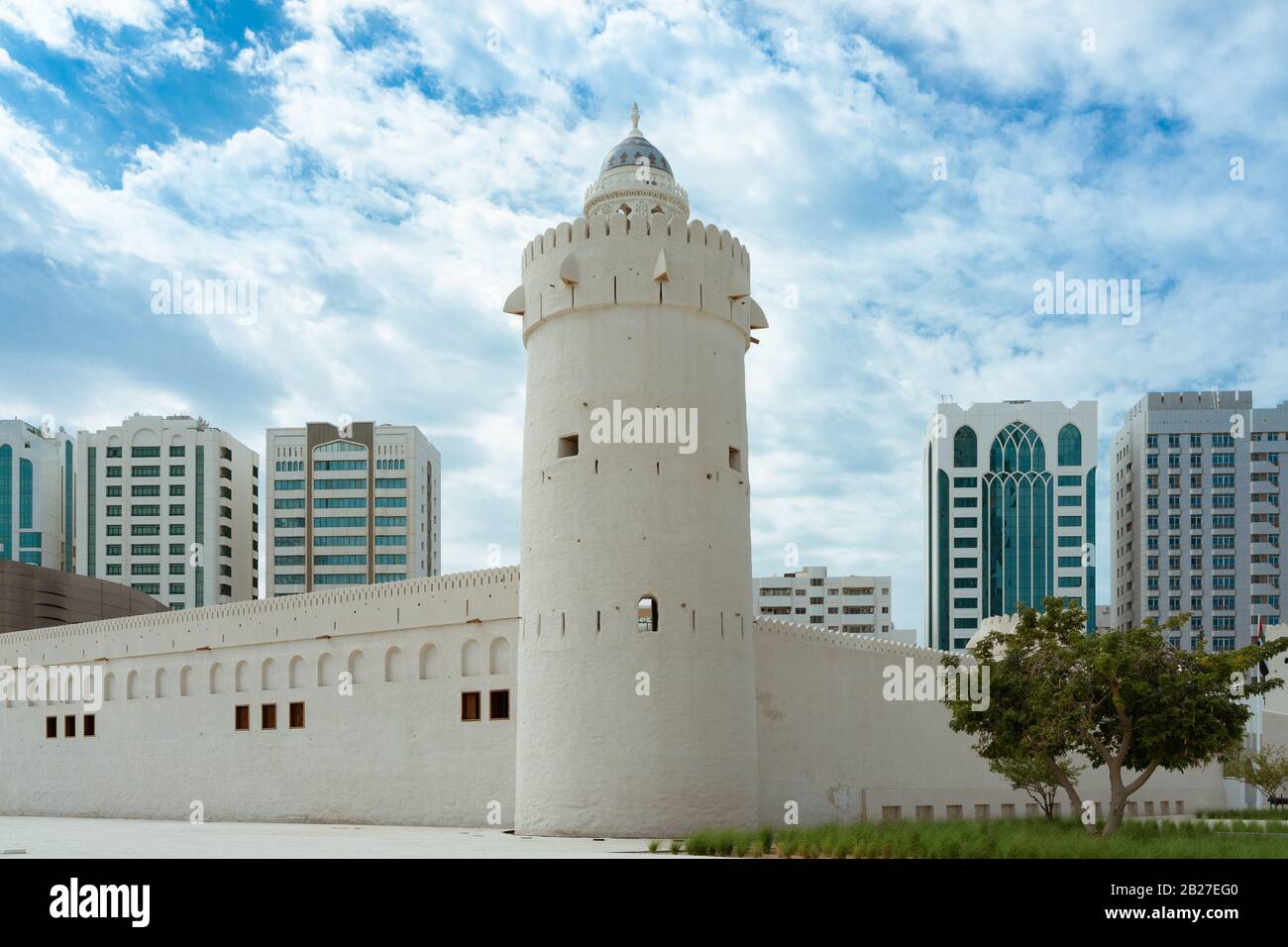 Abu dhabi Skyline mit al hosn Fort Stockfoto