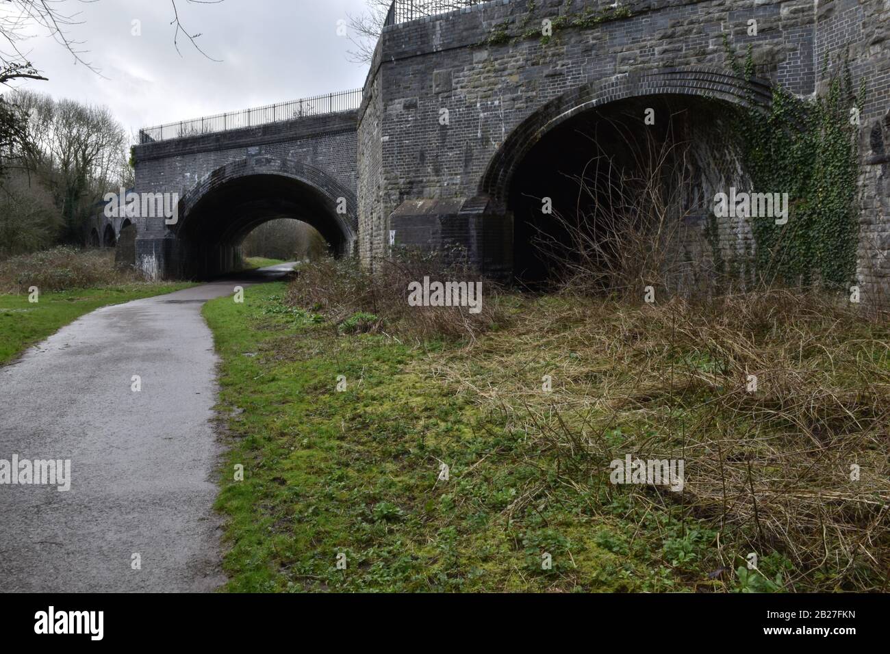 Die Somerset and Dorset Railway überquert die Frome bis Bristol Line bei Radstock. Stockfoto