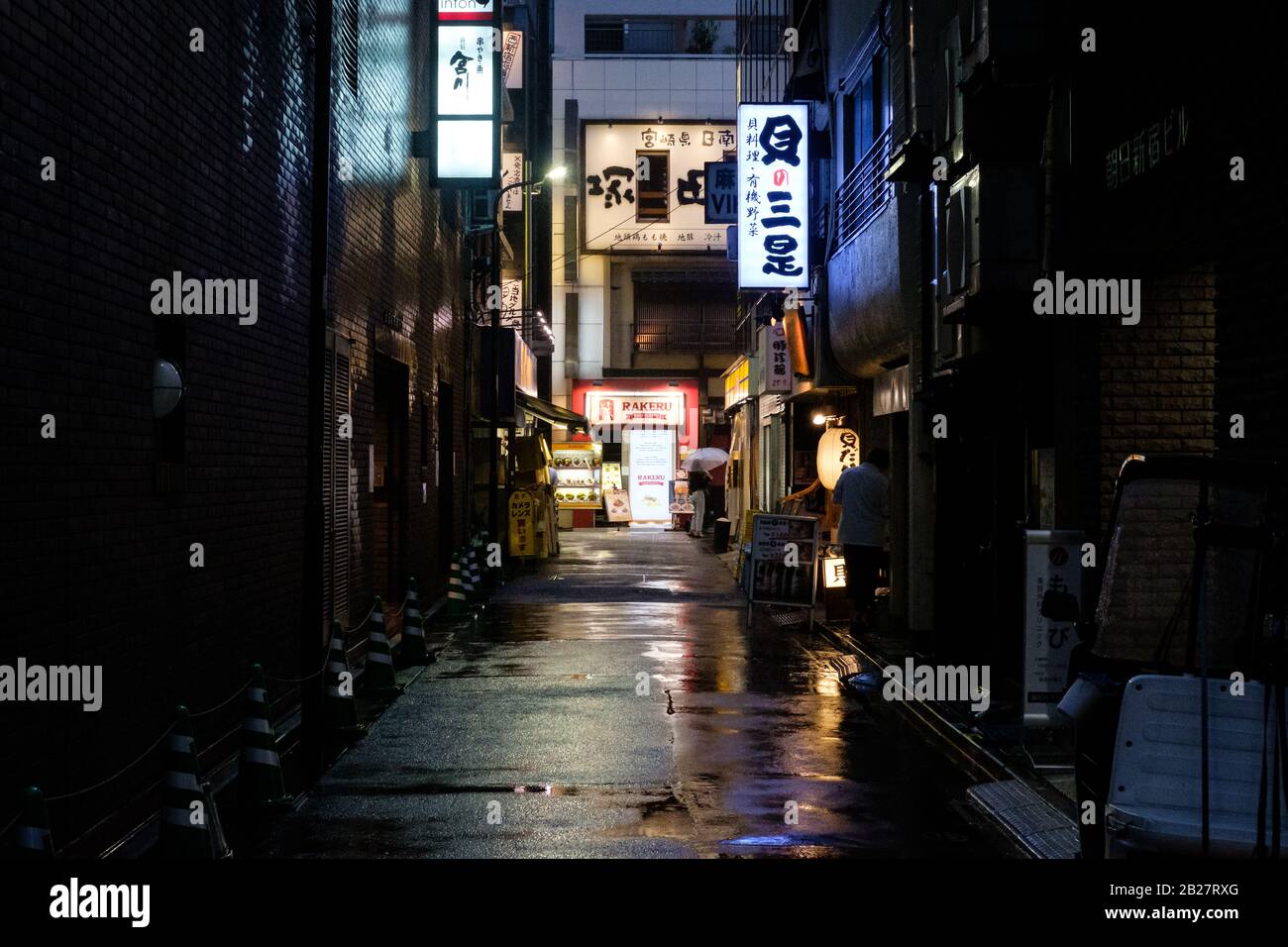 Die Shinjuku Straßen in einer regnerischen Nacht in Tokio, Japan 2019. Stockfoto