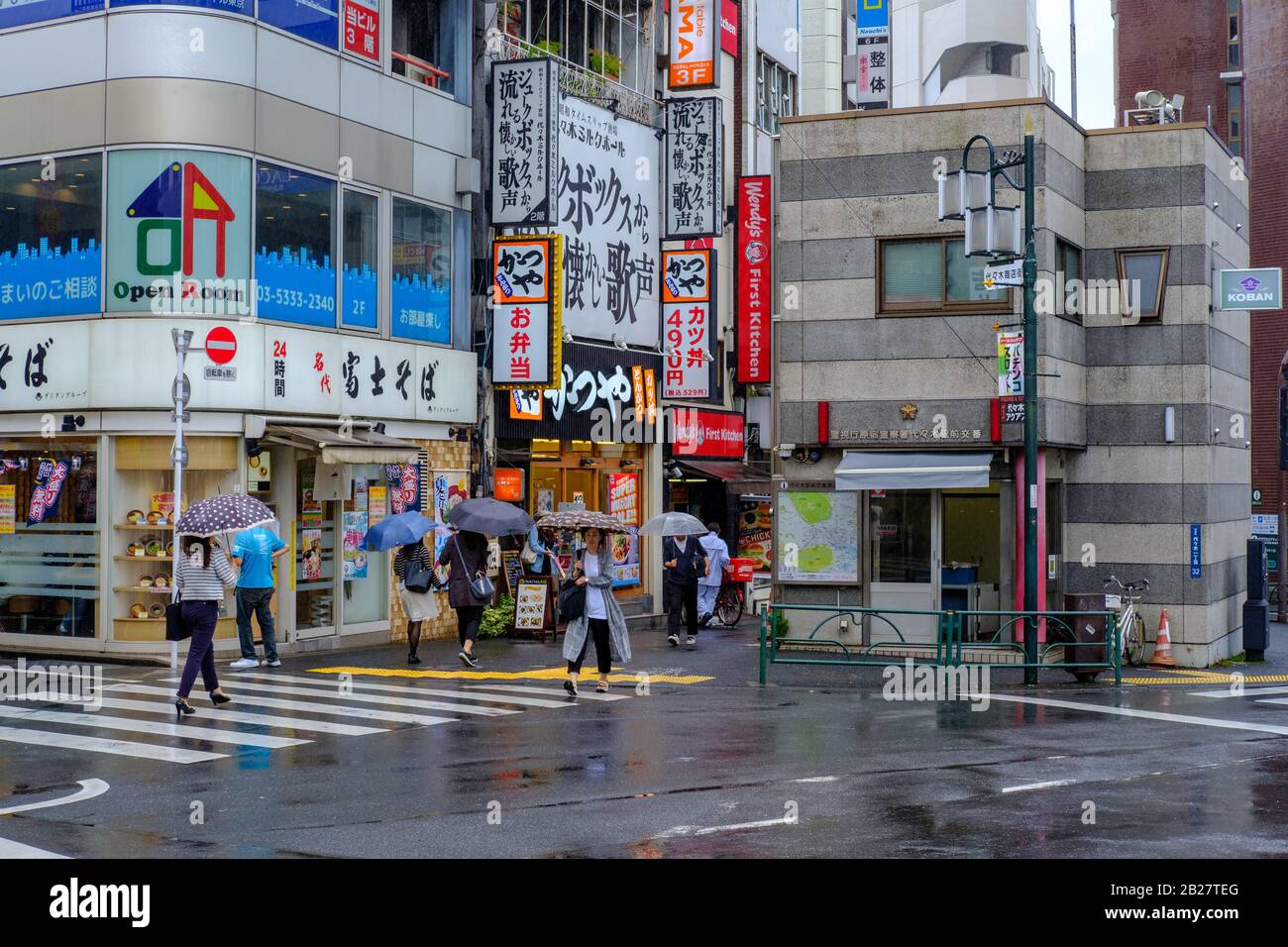 Szenen aus den verregneten Straßen Tokios, Japan im Sommer 2019. Stockfoto